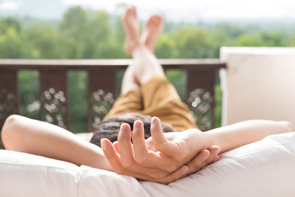 personne se reposant sur un coussin douillet en observant la vue